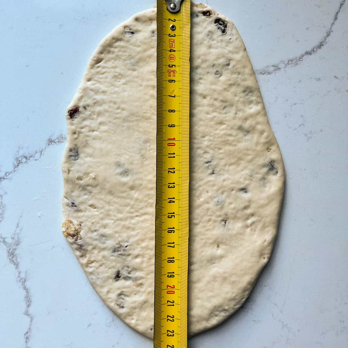 Measuring the length of the naan.