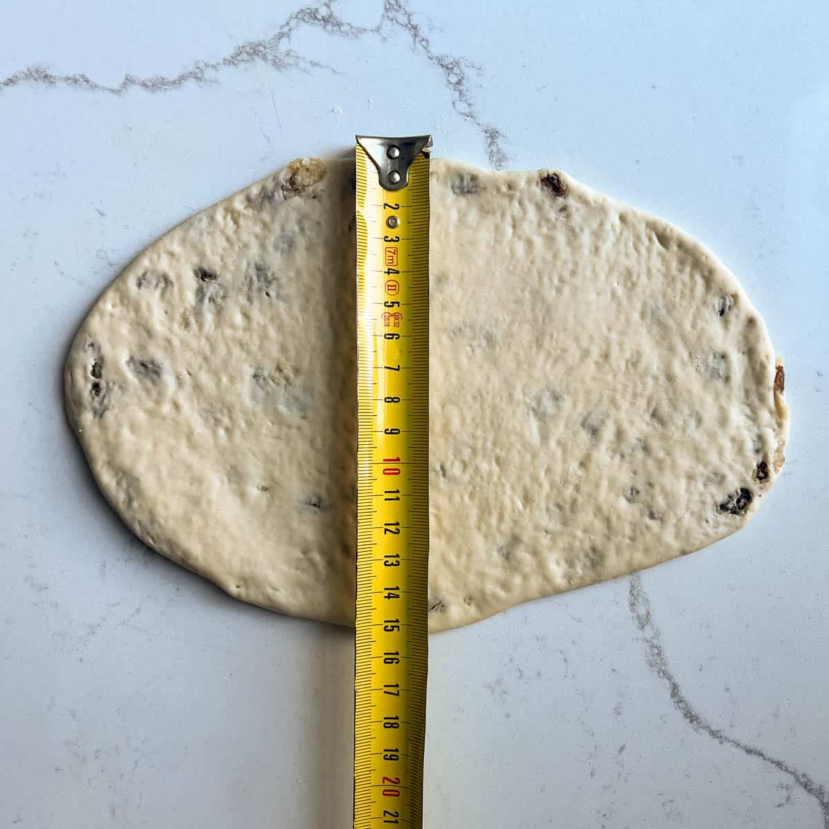 Measuring the width of the naan.